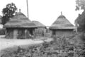 SIERRA LEONE. Ein Grab; leere Ginflaschen zeigen Bedeutung der Toten 1900