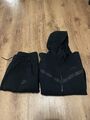 Nike Tech Fleece Anzug - Schwarz, Größe L (CU4489010)