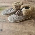 braune Sneaker mit Fell