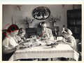 Bild Postkarte - Familienessen, 1938 (Repro) [Olympus]