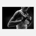 Definierte Stärke: Schwarz-Weiß-Nahaufnahme einer athletischen Frau | Wandbilder