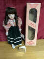 Vintage Porzellan Puppe The Heritage Mint Box Ständer 15,5" Brooke DK braune Haare