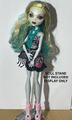 EINGESTELLTE MONSTER HIGH PUPPE FRIGHTS KAMERA ACTION LAGOONA BLAU SCHWARZER TEPPICH