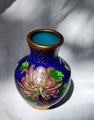 Kleine Cloisonné Vase 6 cm  Emailkunst Cloisonne blau mit Blume Chrysantheme ?