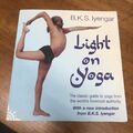 Licht auf Yoga: Der endgültige Leitfaden für Yoga 2001 von Iyengar, B. K. S. Taschenbuch