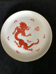 Schöner Porzellan Teller von Meissen Ming Drache rot mit Goldrand, 1. Wahl