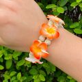 Frangipani Blüten-Armband Handarbeit dehnbar Holz Perlen Blumen orange B176