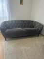 Schickes Sofa im Chesterfield-Design, dunkelgrauer Samt - wie neu.