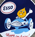 großes Emailschild Esso Boy mit Rennwagen gewölbt 40 cm ÖL Formel 1