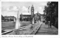 AK Wiesbaden Reisinger-Brunnen-Anlage mit Hauptbahnhof 1955