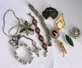 Konvolut von Schmuck, Modeschmuck Sammlung Halsketten, Broschen, Armbänder
