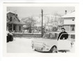 Femme Simca 1000 neige, France, années 1960. Photo d'époque G1469