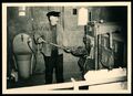 Arbeiter schaufelt Kohle in einen Ofen - Beruf Industrie Handwerk - Foto 10x7cm