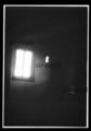 Licht fällt durch das Fenster in ein dunkles Zimmer im Jahre 1939 - Foto 6x9cm