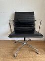 Vitra Aluminium chair EA 108 Leder Schwarz Alu poliert Bürostuhl + Armauflagen