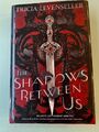 The Shadows Between Us von Tricia Levenseller (1. Aufl., 10,9, 2020) Neuwertig