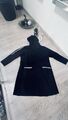 Angesagte Fleece Longjacke in coolem Schwarz mit weissen Applikationen