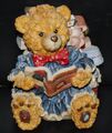 Teddy Bär Figur  (sitzt mit Boch vor einem Bücherregal )) 14 x 11 x 10 cm Polyr