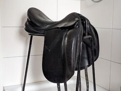 Prestige Top Dressage KK kurze Keilkissen 18 Zoll schwarz 33er KW Dressursattel