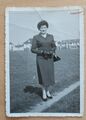 Schwarz Weissfoto  Frau Strumpfhose Kleid Pumps Kostüm Handschuhe Vintage 1959