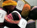 700 g 14 Knl. Lang Yarns WEST Merino Wolle  Bunt Schwarz Gelb Rot Grün Oliv Rosa