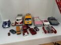 Verschiedene Spielzeugautos, darunter einige von Playmobil