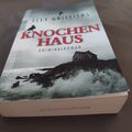 Elly Griffiths Knochenhaus Kriminalroman einmal gelesen