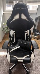 Weiß schwarzer DXRacer Gaming Stuhl 