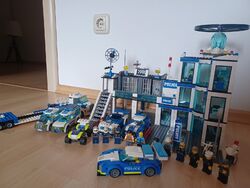 lego city polizeistation 7498 + 6 Fahrzeuge Incl. dazu