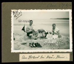 Familie am Strand bei Kiel - 1930er - Foto 9x6cm auf Pappe 11x9cm