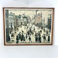 A Village Square L.S. Lowry Reproduktion auf Karton gerahmt 25"x19" MCM Kunst 1960er