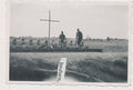 Foto Panzertruppe, Grab,gefallene Soldaten nach Volltreffer  2.WK (707a)