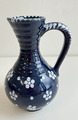 Gmundner Keramik Dirndl blau Vase 14 cm mit Henkel GK985 (2401DM19) 04/24