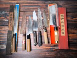 Antike Deba, Gyuto, Santoku, Nakiri mit Damaszener Stahl