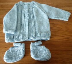 Baby Jungen blaue Strickjacke/Jacke handgestrickt mit passenden Stiefeln 0-3 Monate Geschenk