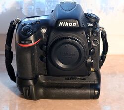 Nikon D800 Gehäuse mit MB-D12 Multifunktionshandgriff und Zubehörpaket