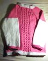 Handgestrickter Kinderpullover Rosa / Weiss mit Zopfmuster für 8 Jahre.