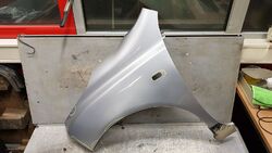 Kotflügel Vorne Links 03-10 Farbe Sporty Silver Nissan K12