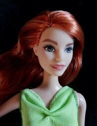 Barbie mit tollen roten  Haaren und flachen Füßen * Mattel 