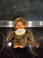 Original Monchhichi Junge, Plüschfigur mit gelben Latz 