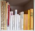 22 Bücher für Dekoration weiß gelb beige gebunden Leinen Deko Regalfach Biblioth