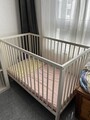 AT4 Ausziehbares Bett 60 x 120 cm Babybetten Kinderzimmer Holz Zubehör SEHR GUT