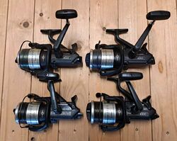 4 × Shimano US Baitrunner 4500 B (Spulen mit Spulenstickern - ORIGINAL) Freilauf