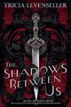 The Shadows Between Us von Tricia Levenseller (2020, Gebundene Ausgabe)