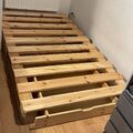 Einfaches Palettenbett aus Holz mit Stauraum