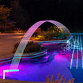 Schwimmbad-Wasserfall-Brunnen im Boden. Oberirdischer Pool-Brunnen-Sprinkler