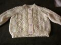 Handgestrickte Baby Strickjacke weiß mit mehrfarbigem Fleck Glitzergarn 0-3 Monate