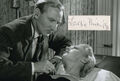 Leslie Phillips persönlich signiert 12X8 Fotodisplay DOCTOR IN CHARGE COA