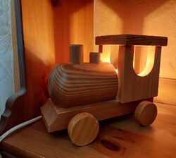 alte Nachttischlampe aus Holz, Kinderzimmer , Lokomotive/ Eisenbahn- Design