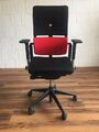 Steelcase Please ergonomischer Bürodrehstuhl schwarz rot Stoff